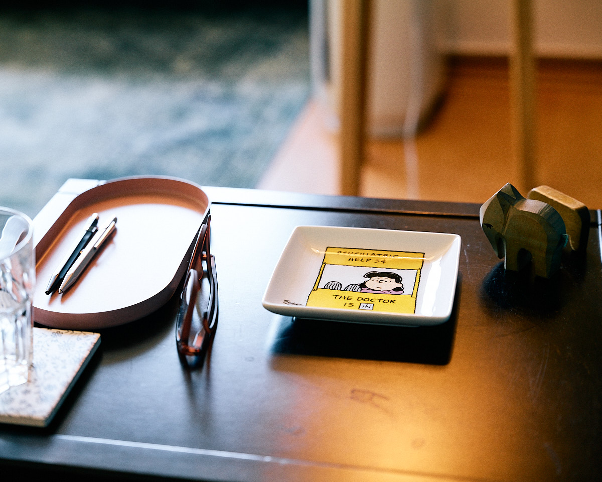 Beistelltisch mit Stiften, Brille und Peanuts-Schale (Lucy)